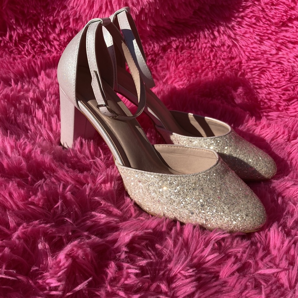 Shimmering white glitter toe round Mary Jane style ankle strap heels size 8